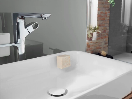 Le porte-savon aimanté SAVONT avec Protecteur  d'aimant s'installe sur la surface du lavabo ou sur la vitre de la douche
